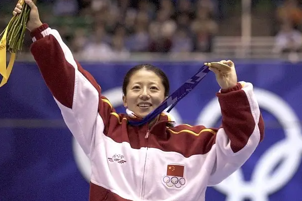 中国第一枚冬奥金牌获得者是谁？